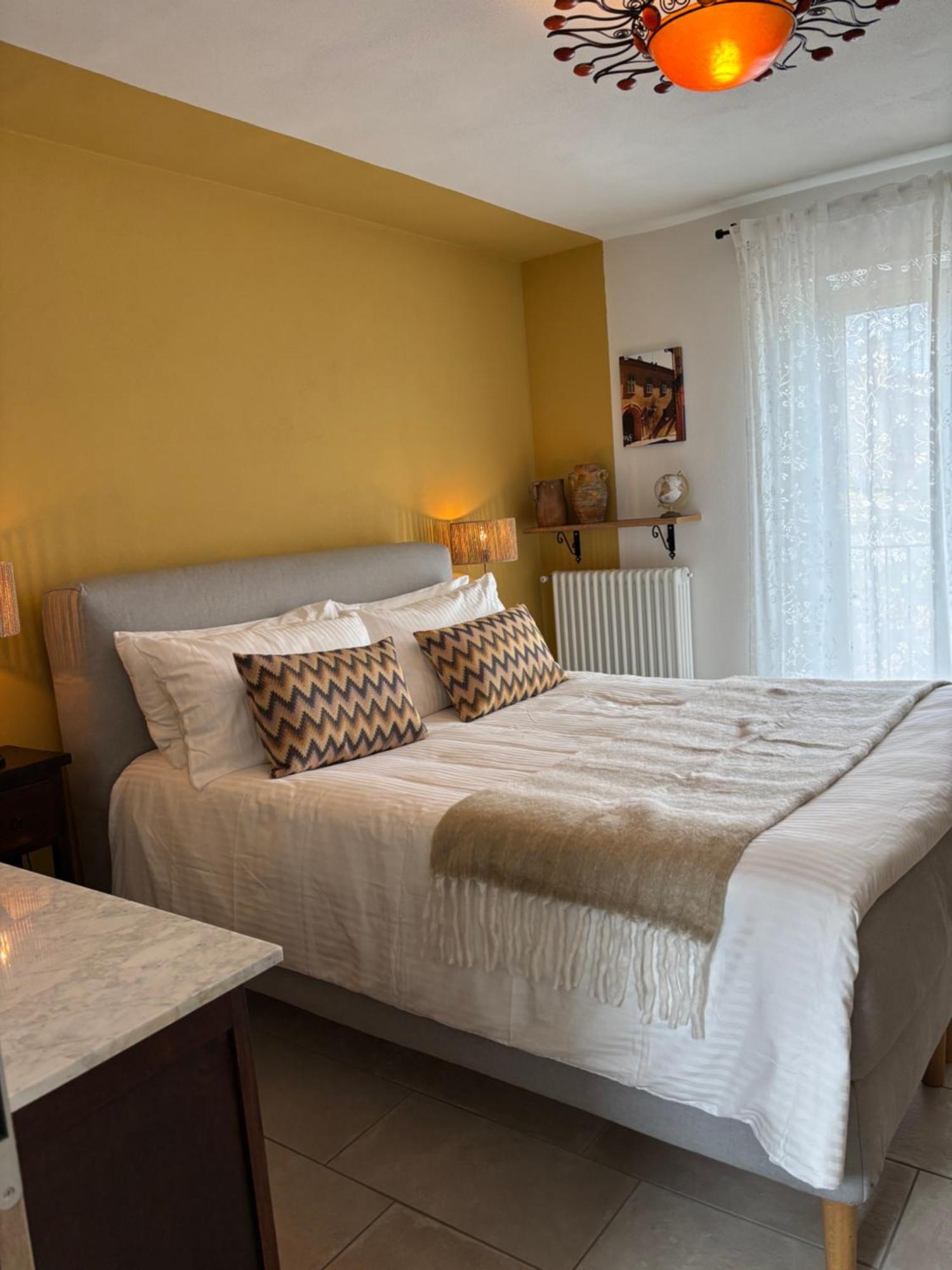 Bed and Breakfast La Luce Delle Colline à Serravalle delle Langhe Extérieur photo